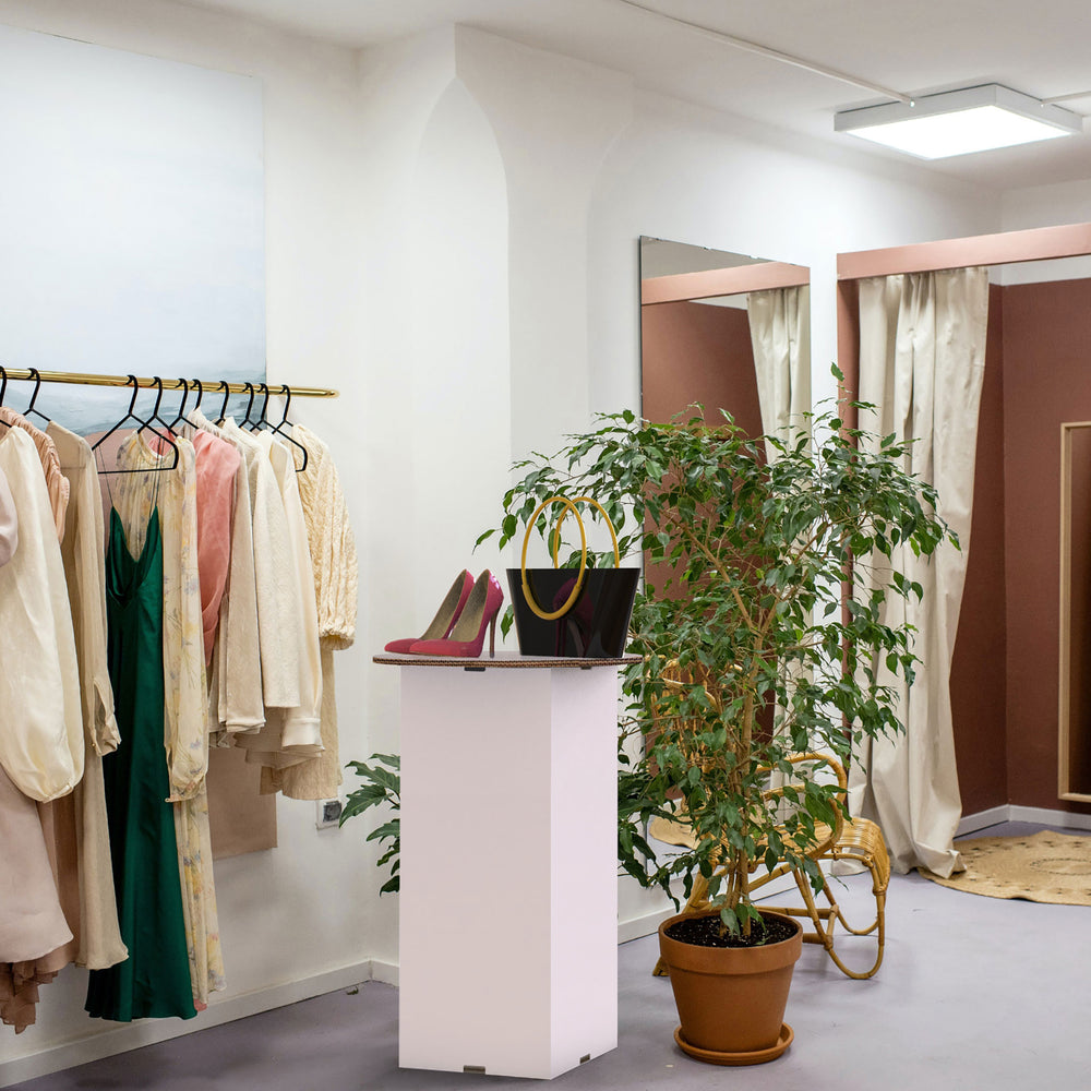 Pedestal display for products, customizable