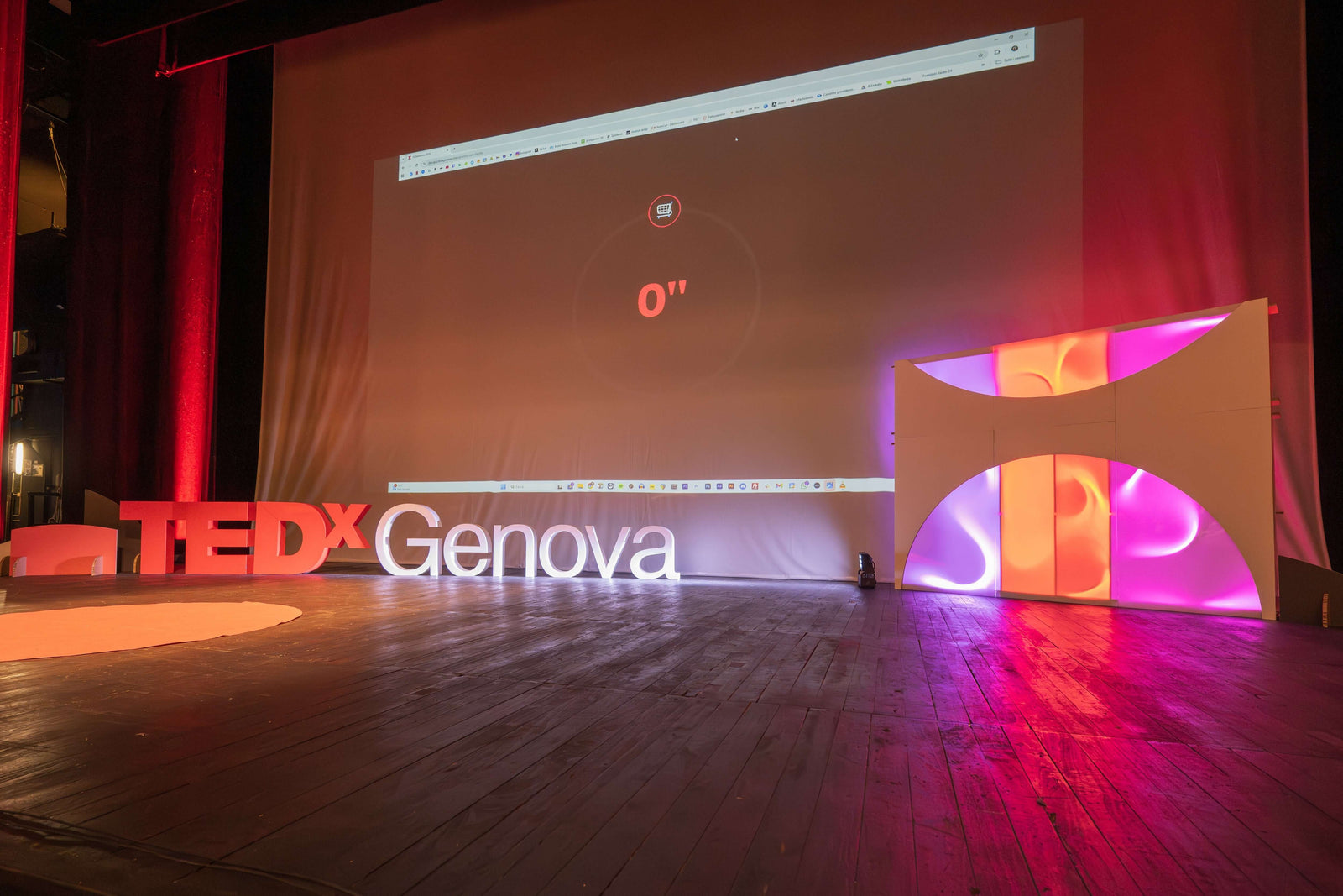 Scenografie teatrali sostenibili: il progetto di eco-design di Rippotai per TEDx Genova